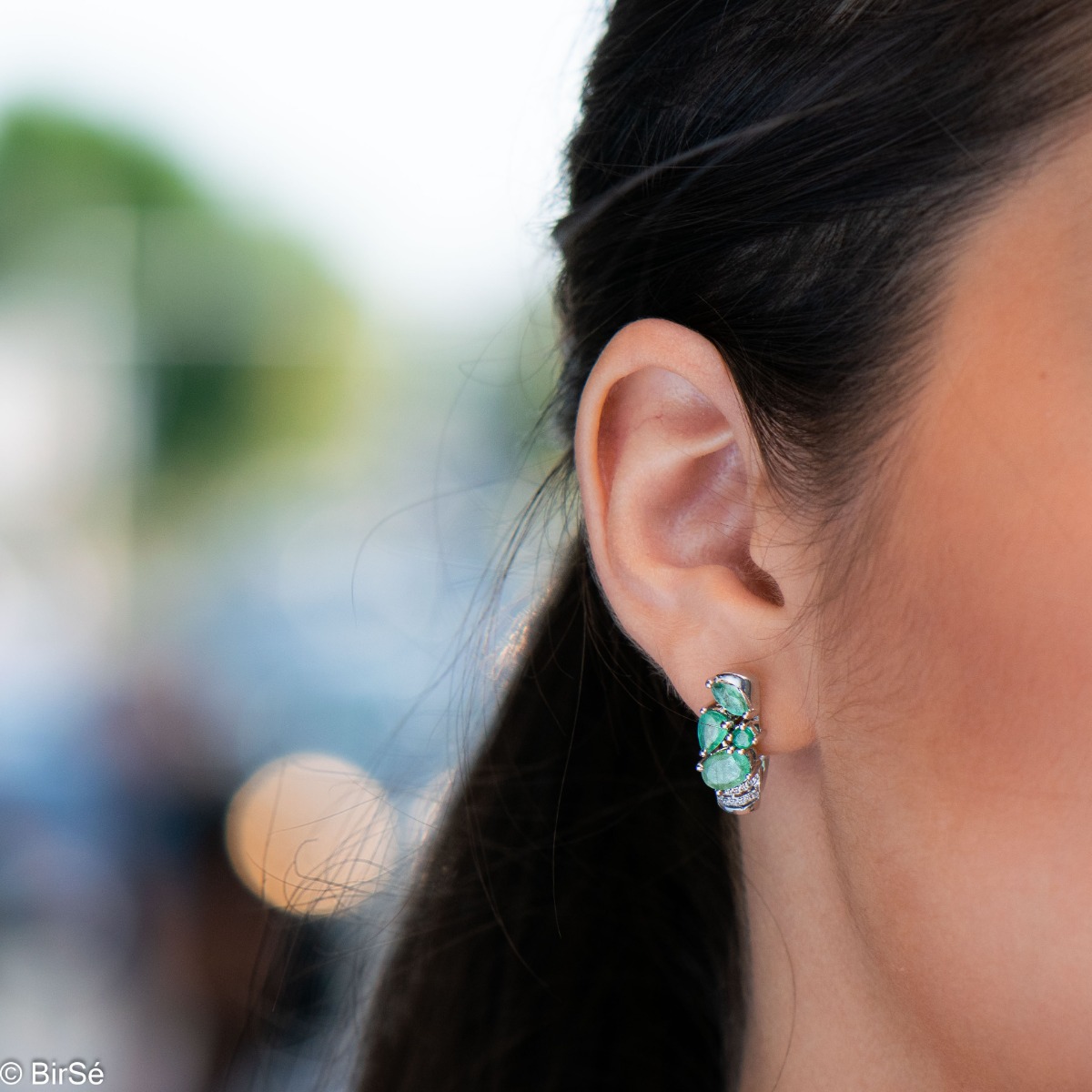 High class elegance is what you deserve. Treat yourself to irresistible earrings made of rhodium-plated silver and amazing natural emeralds, whose stylish design suits every type of face. You can also enjoy a ring and a pendant from the same collection.