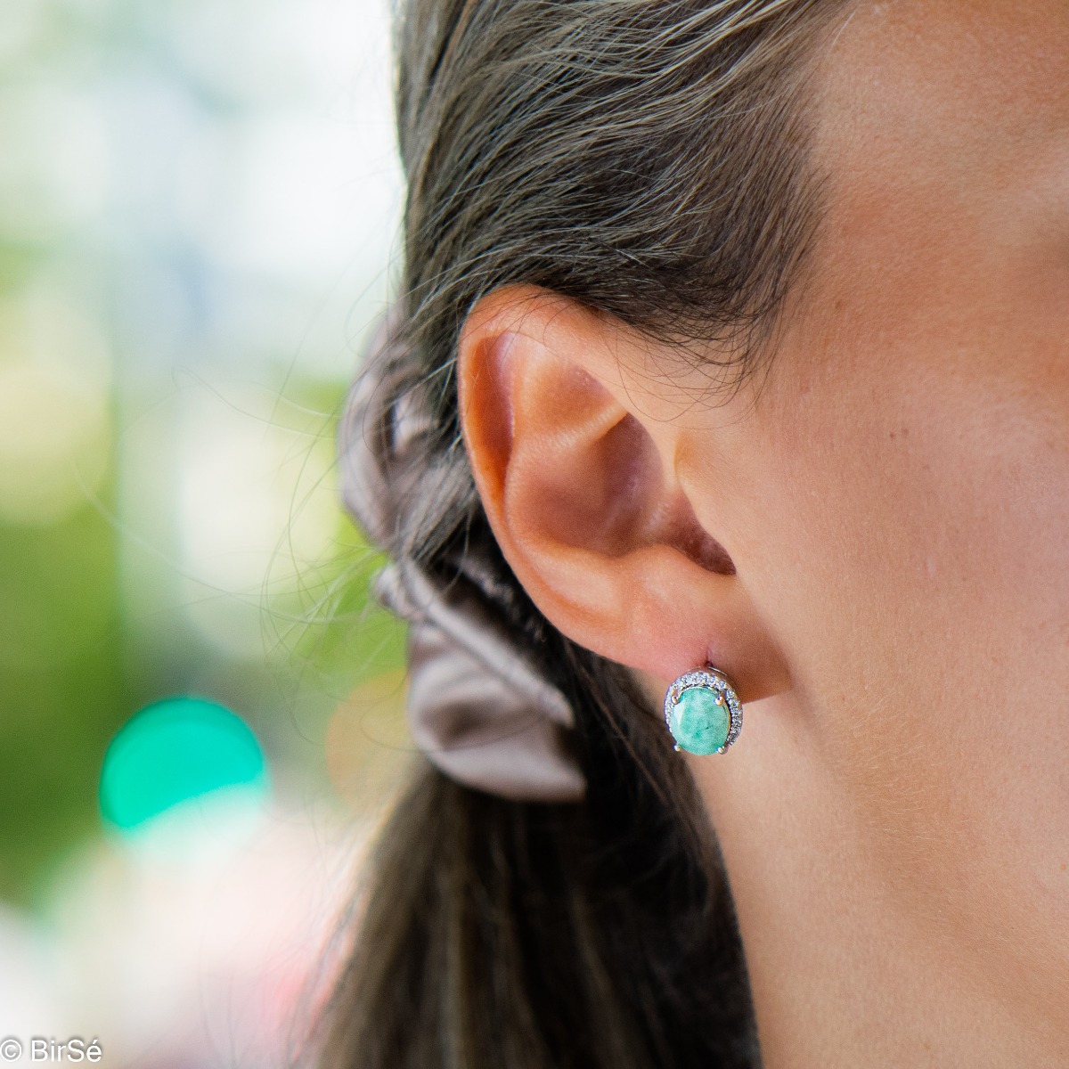 A soft green glow of a natural emerald stone, intertwined with the sparkle of fine zircons and a pattern of rhodium silver - our new women's English clasp earrings. In a charming set with matching ring and necklace.