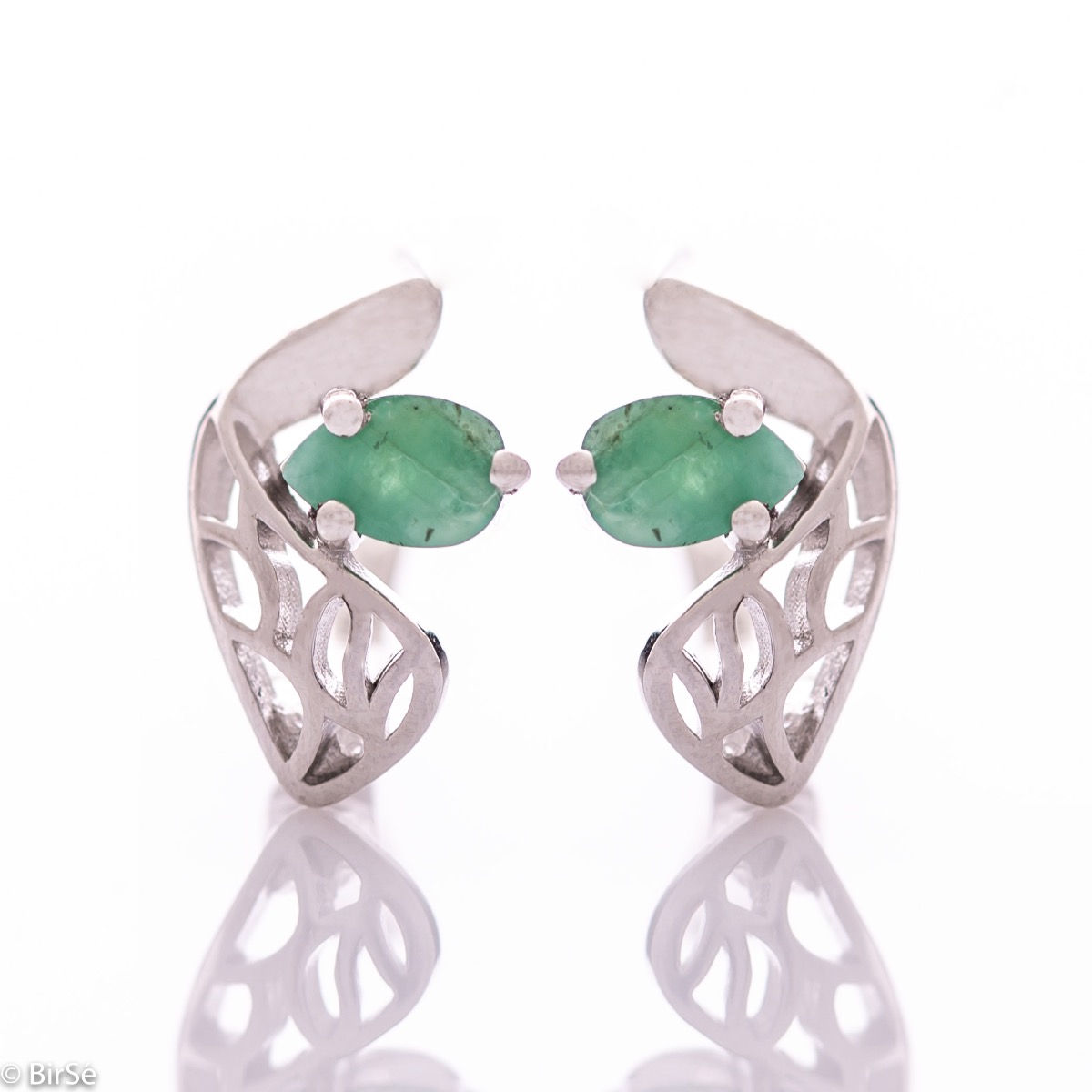 Delicate and spectacular ladies' earrings with English fastening and exquisite workmanship entirely of rhodium-plated silver combined with a drop-shaped natural emerald. They can be combined with a pendant and a ring from the same set.