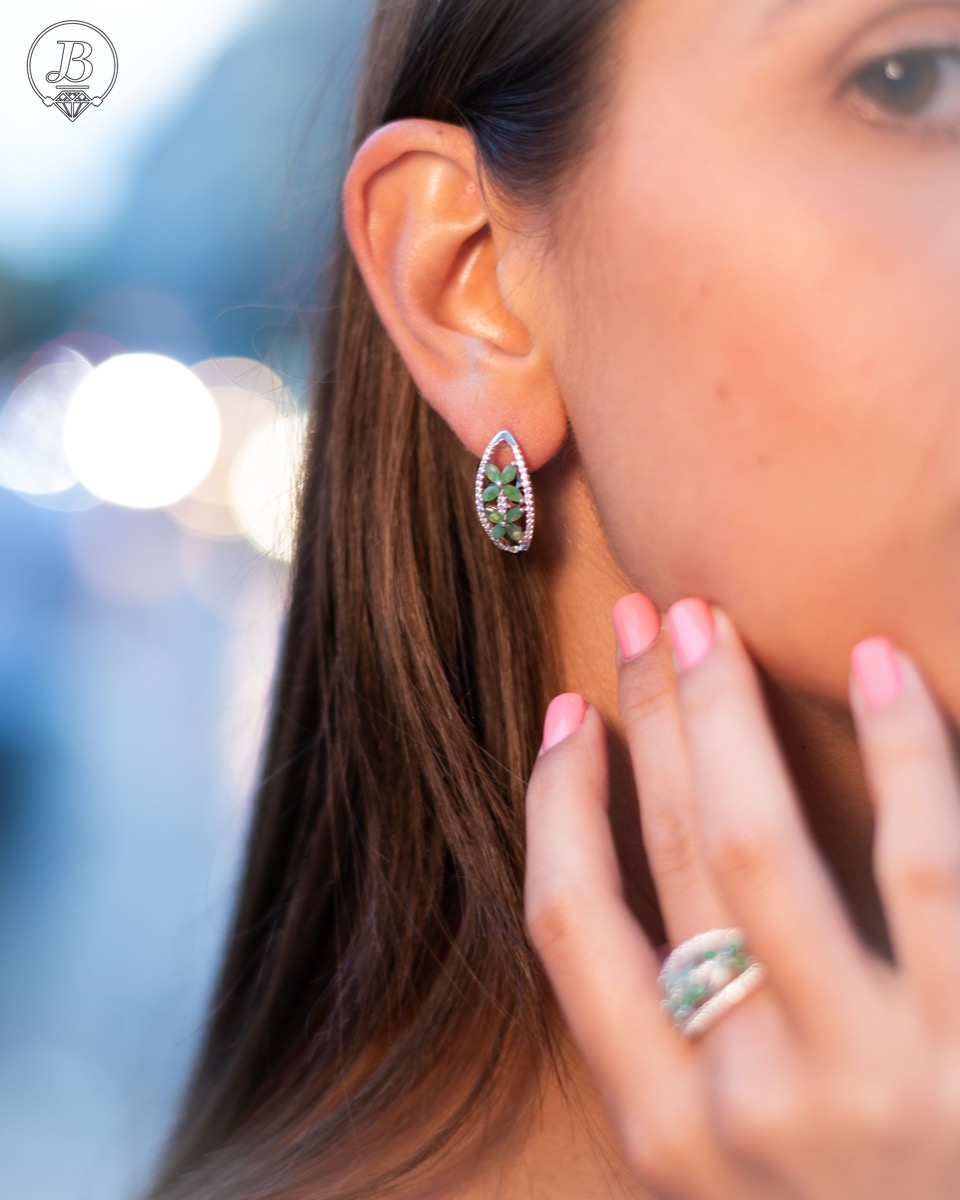 Spectacular women's earrings with exquisite workmanship entirely of rhodium-plated silver, combined with delicate flowers of natural emerald and sparkling zircons. They can be combined with a ring and pendant of the same model.