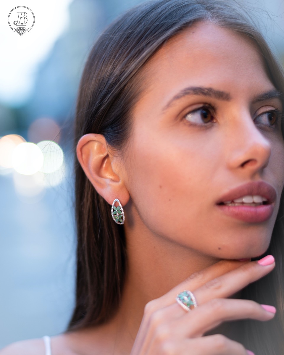 Spectacular women's earrings with exquisite workmanship entirely of rhodium-plated silver, combined with delicate flowers of natural emerald and sparkling zircons. They can be combined with a ring and pendant of the same model.