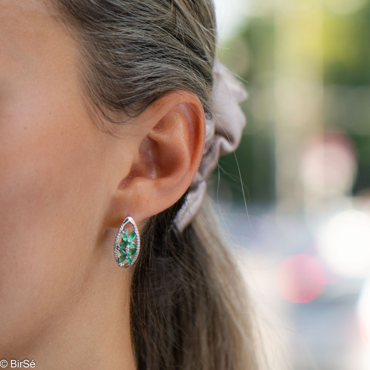 Spectacular women's earrings with exquisite workmanship entirely of rhodium-plated silver, combined with delicate flowers of natural emerald and sparkling zircons. They can be combined with a ring and pendant of the same model.