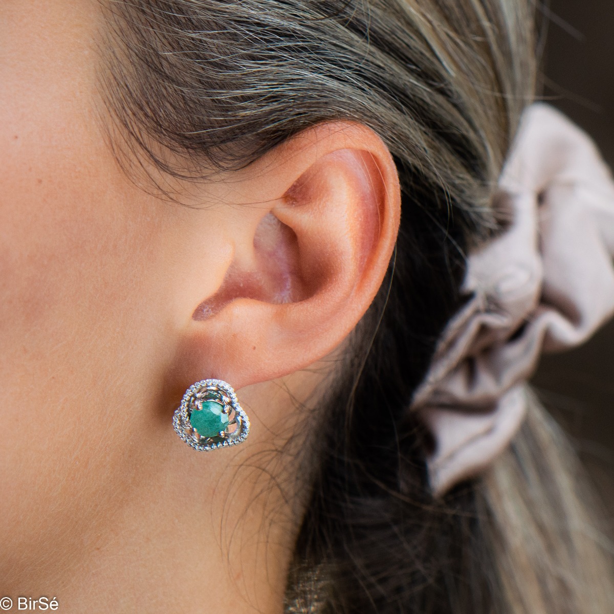 Elegant women's earrings with English clasp and exquisite workmanship entirely of rhodium-plated silver complemented by the glow of natural emerald and sparkling zircons. They can be combined with a ring and pendant of the same model.