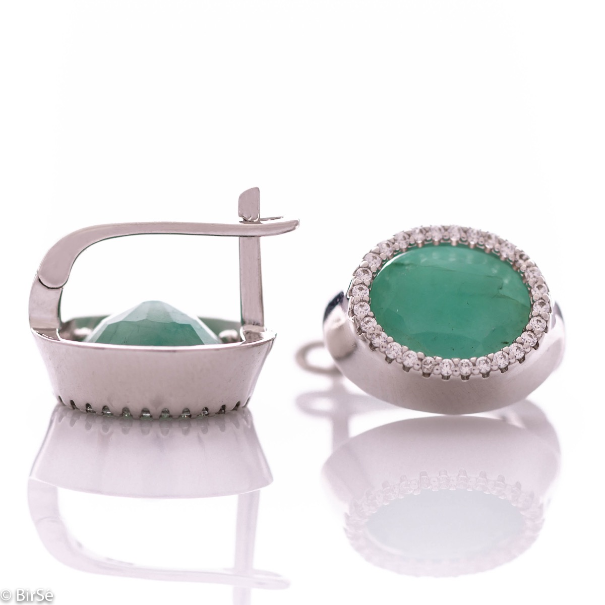 elegant women's earrings with an English clasp and a classic design combining a radiant natural emerald surrounded by sparkling zircons with delicate rhodium silver. They can be combined with a ring and pendant of the same model.