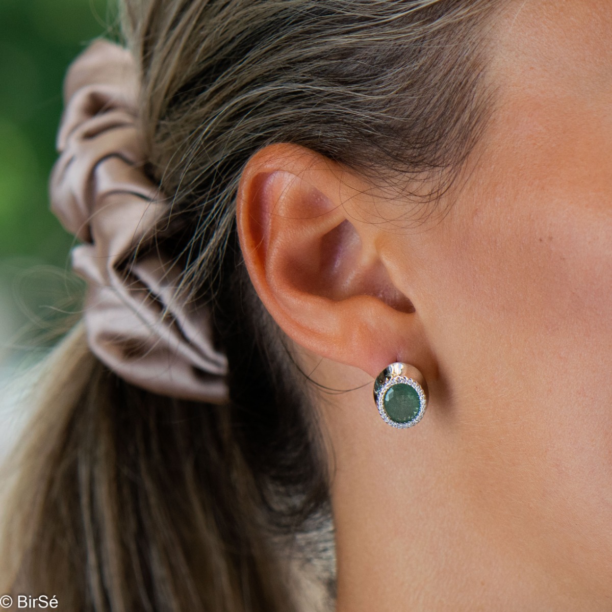 elegant women's earrings with an English clasp and a classic design combining a radiant natural emerald surrounded by sparkling zircons with delicate rhodium silver. They can be combined with a ring and pendant of the same model.