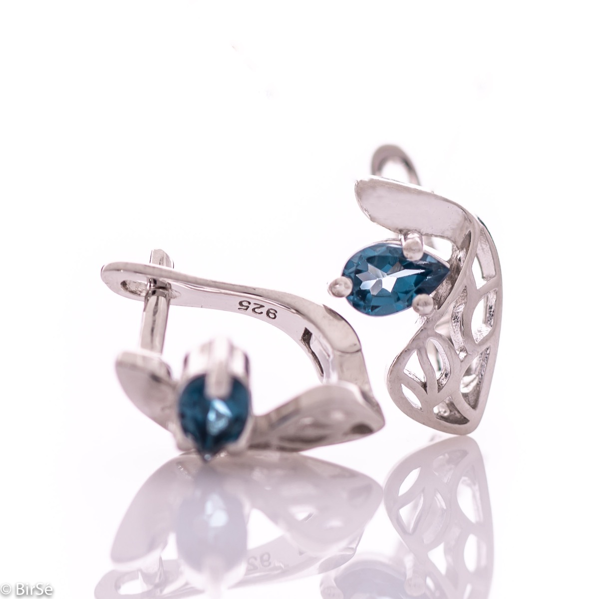 Delicate and spectacular ladies' earrings with English fastening and exquisite workmanship entirely of rhodium-plated silver combined with drop-shaped natural London topaz. They can be combined with a pendant and a ring from the same set.