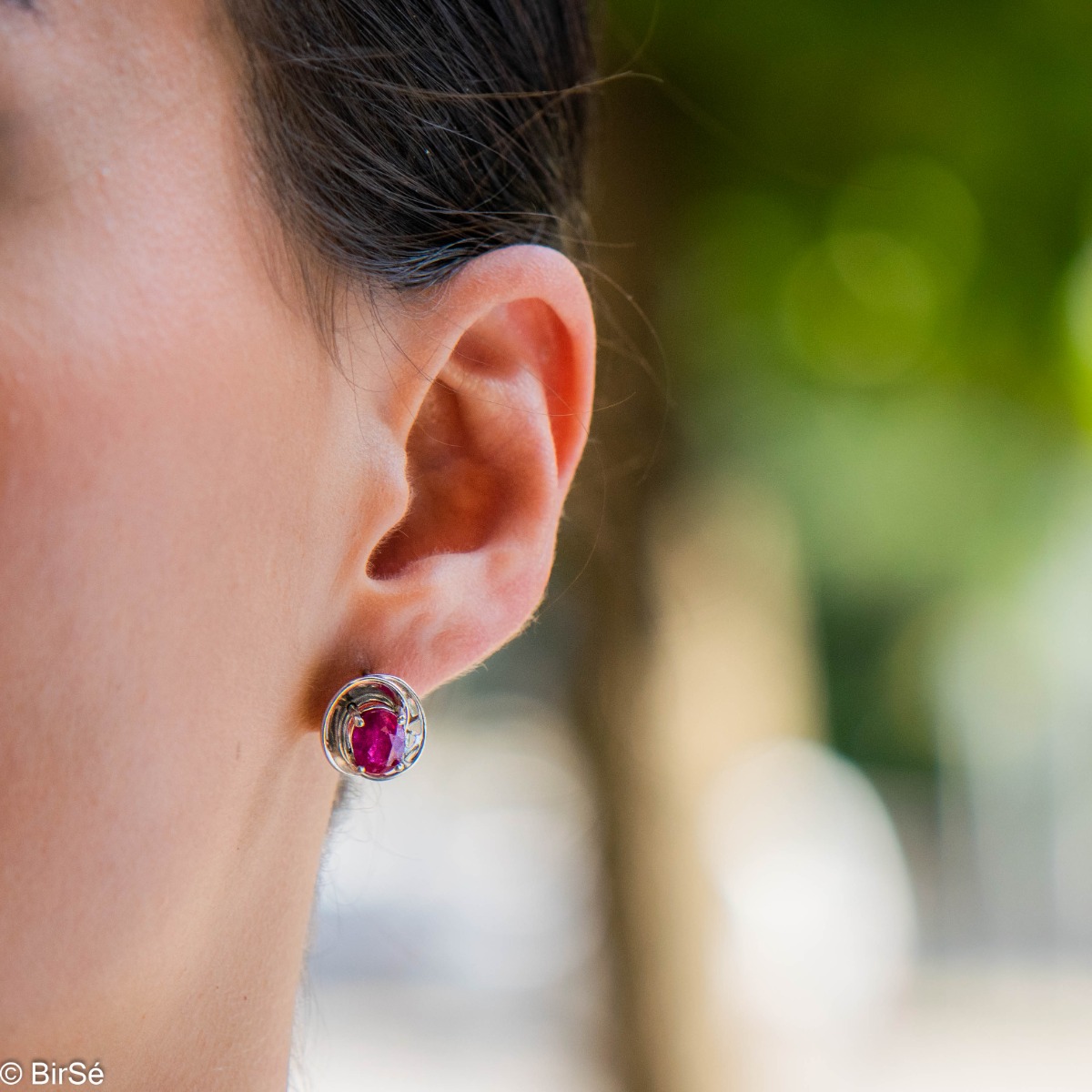 Tempting earrings with exquisite craftsmanship in rhodium-plated silver and a lovely natural ruby. The earrings are English clasp, and with the complete ring and pendant set, you will be irresistible.