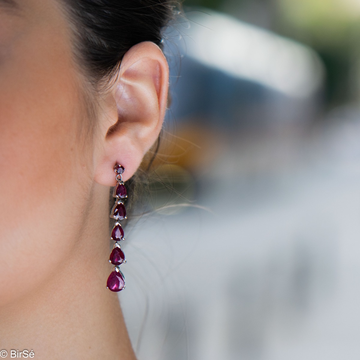 When it comes to natural ruby, these are unique rhodium silver earrings with the perfect shape and length to choose from. Light and effective - the right combination for every face.