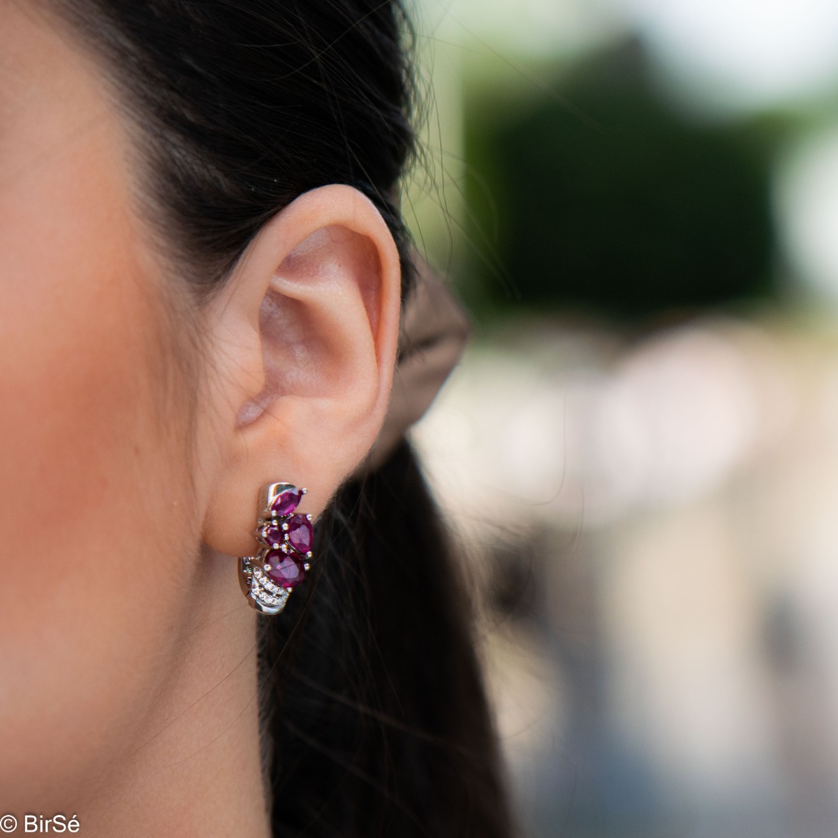 Give yourself the royal grace of rhodium-plated silver, in a delicate combination with captivating natural rubies. These earrings can be accompanied by a ring and pendant from the same collection.