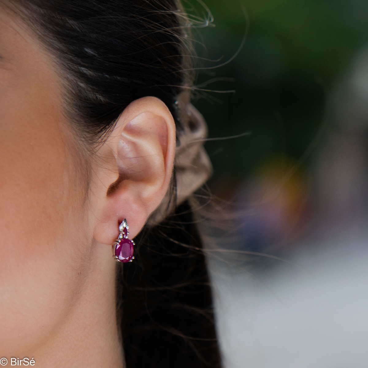 Spectacular craftsmanship in our new ladies English clasp earrings, combining beautiful rhodium silver with perfect natural ruby ​​stones and delicate zircons.