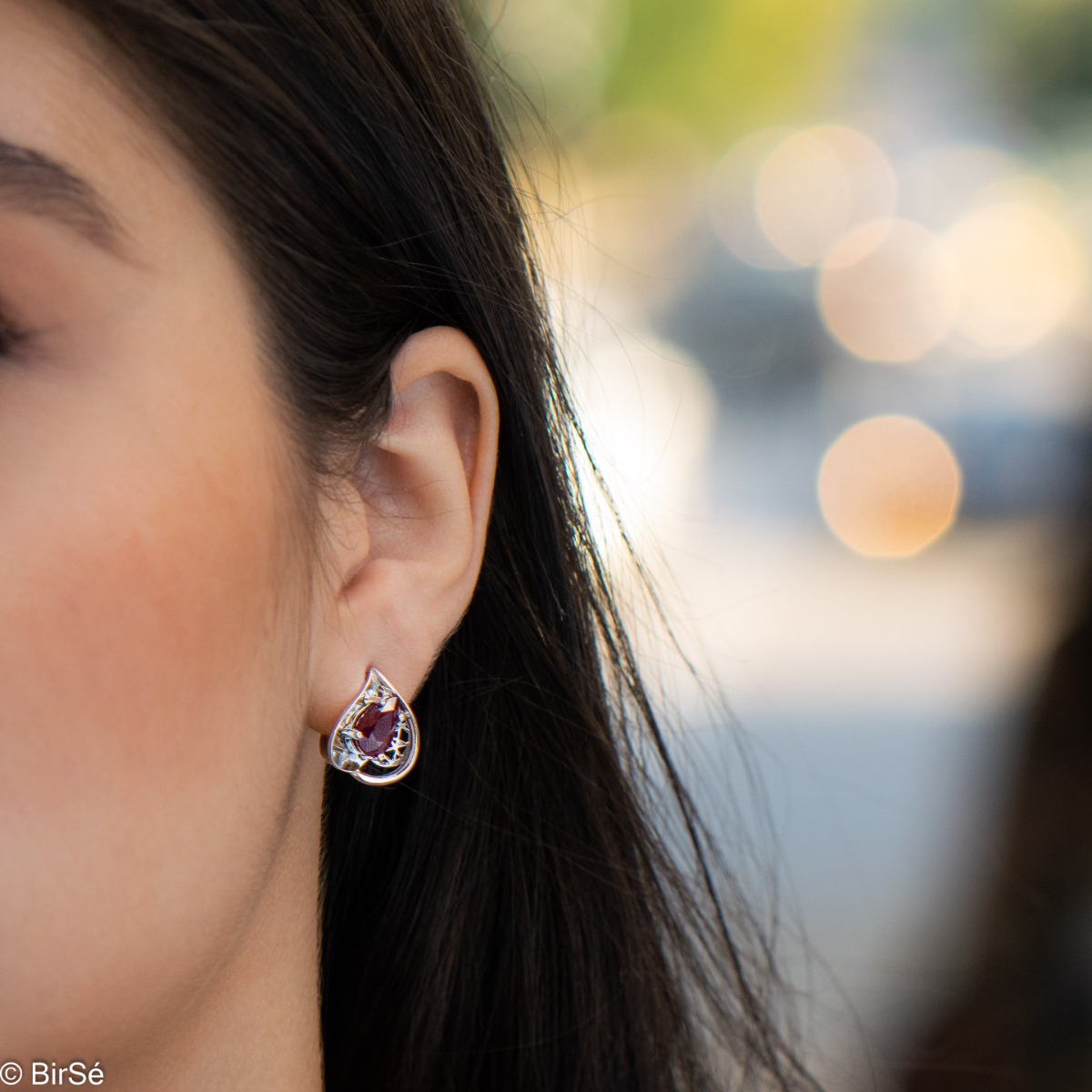 Sophisticated women's earrings with English clasp and exquisite craftsmanship with precision to detail, interweaving beautiful rhodium silver with a delicate natural ruby ​​stone in a charming teardrop shape. In an exclusive ring and pendant set.