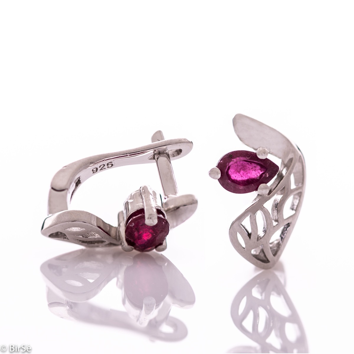 Delicate and spectacular ladies' earrings with English fastening and exquisite workmanship entirely of rhodium-plated silver combined with a drop-shaped natural ruby. They can be combined with a pendant and a ring from the same set.