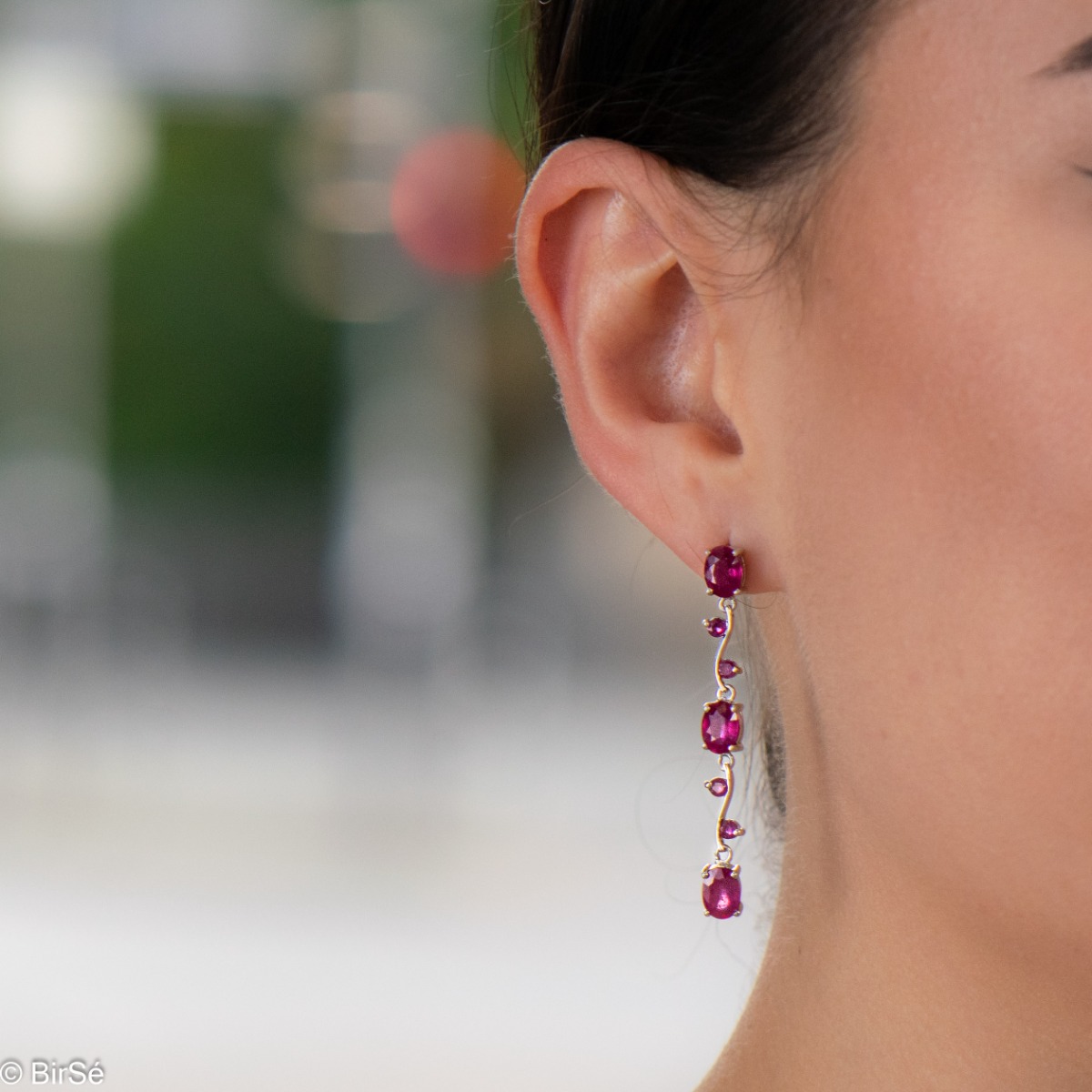 Extremely impressive dangling earrings with delicate craftsmanship combining numerous natural ruby ​​stones with shiny rhodium silver.