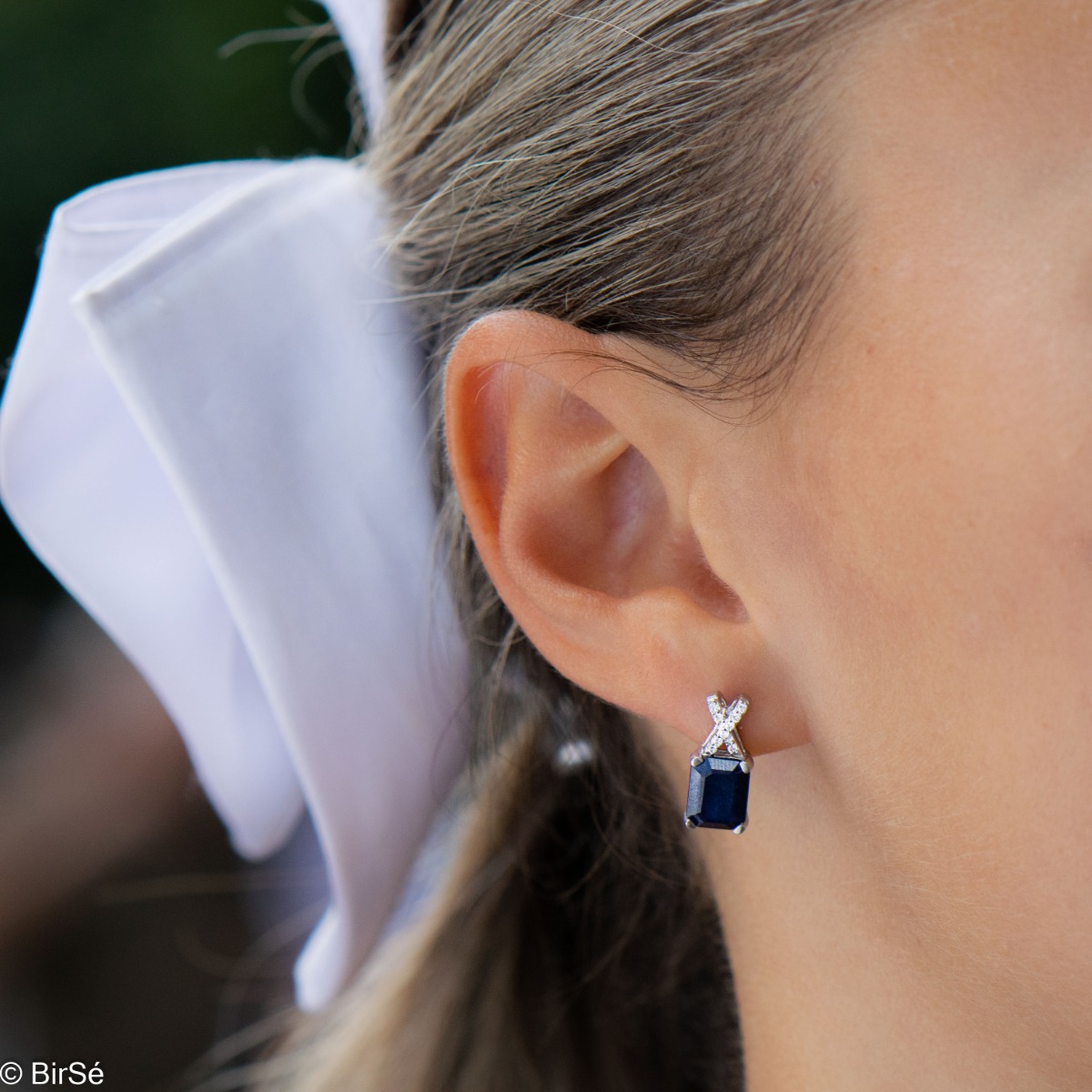 Update your jewelry collection with natural stones with the new offer from BirSe. The exquisite earrings with a rectangular sapphire and sparkling zircons are a suitable gift for any occasion.