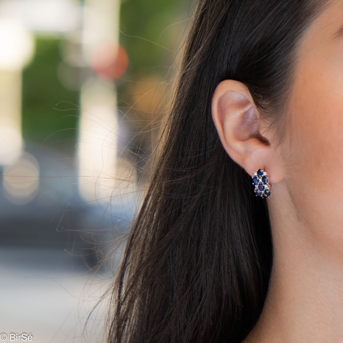 Spectacular ladies' earrings with English clasp, combining numerous natural sapphire stones, intertwined with delicate zircons and made entirely of rhodium-plated silver. In a charming set with matching ring and necklace.