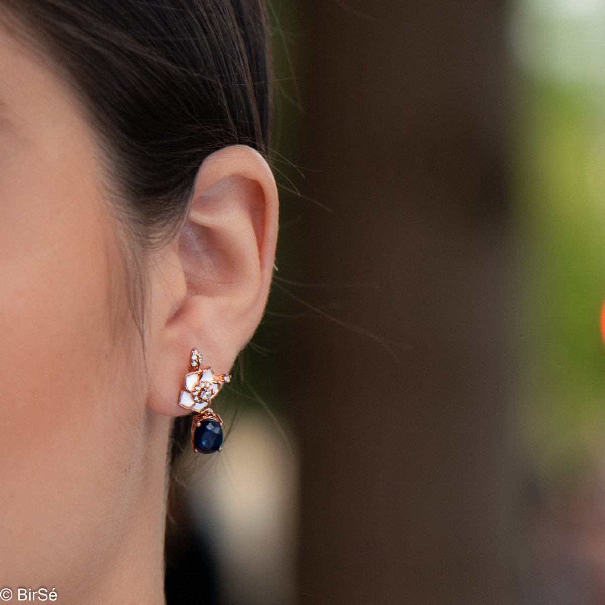 Elegant and beautiful women's earrings made of rhodium-plated rose silver, complemented by radiant natural sapphires and flowers with sparkling zircons.