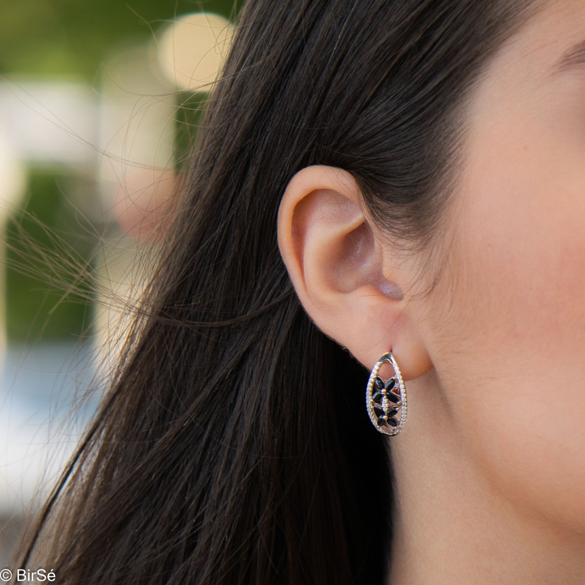 Spectacular women's earrings with exquisite workmanship entirely of rhodium-plated silver, combined with delicate flowers of natural sapphire and sparkling zircons. They can be combined with a ring and pendant of the same model.