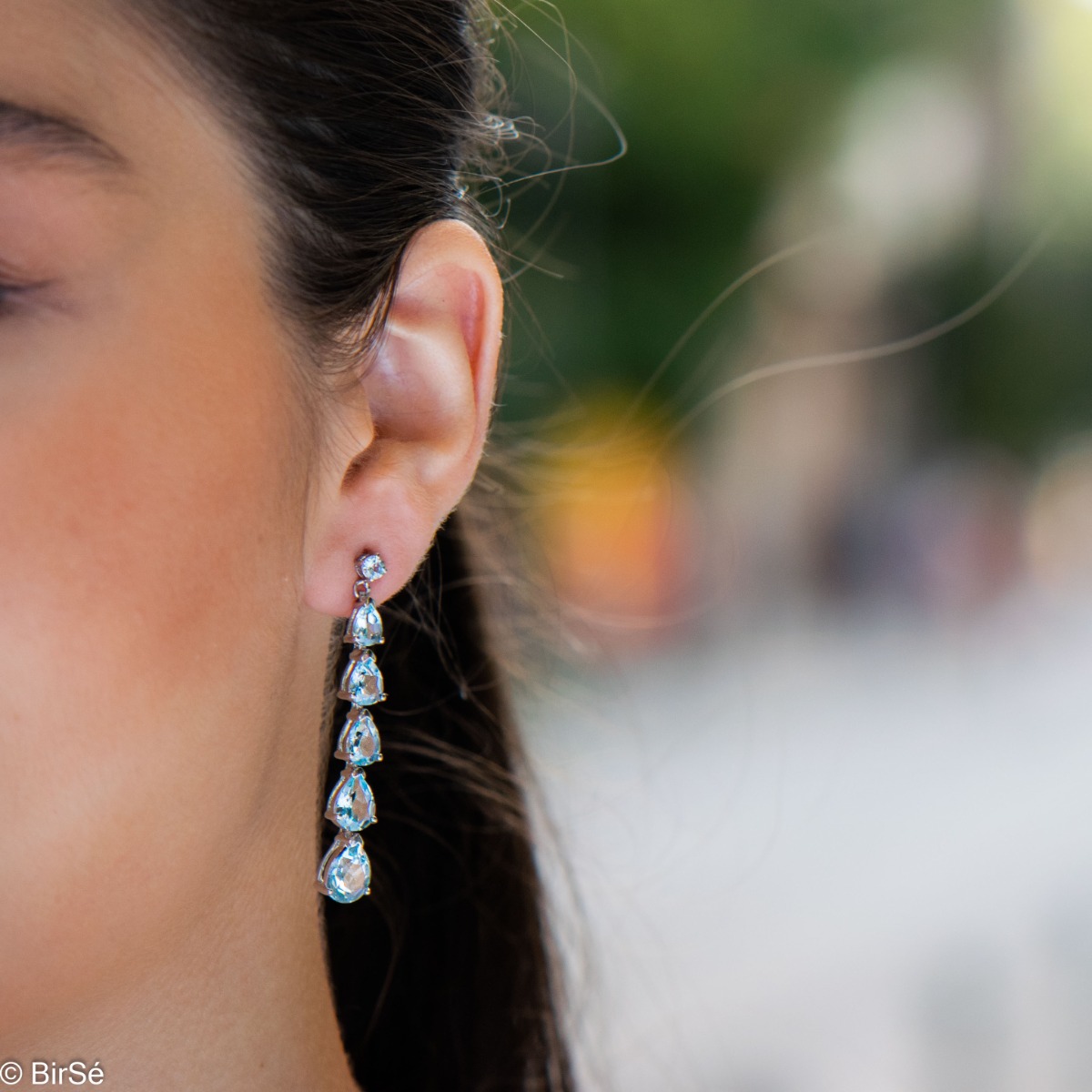 Captivating dangling silver earrings with natural blue topaz, whose magic will transport you to an unforgettable sea tale. Eye-catching, with a pin fastening, they can be worn for any formal occasion or just for a summer mood.