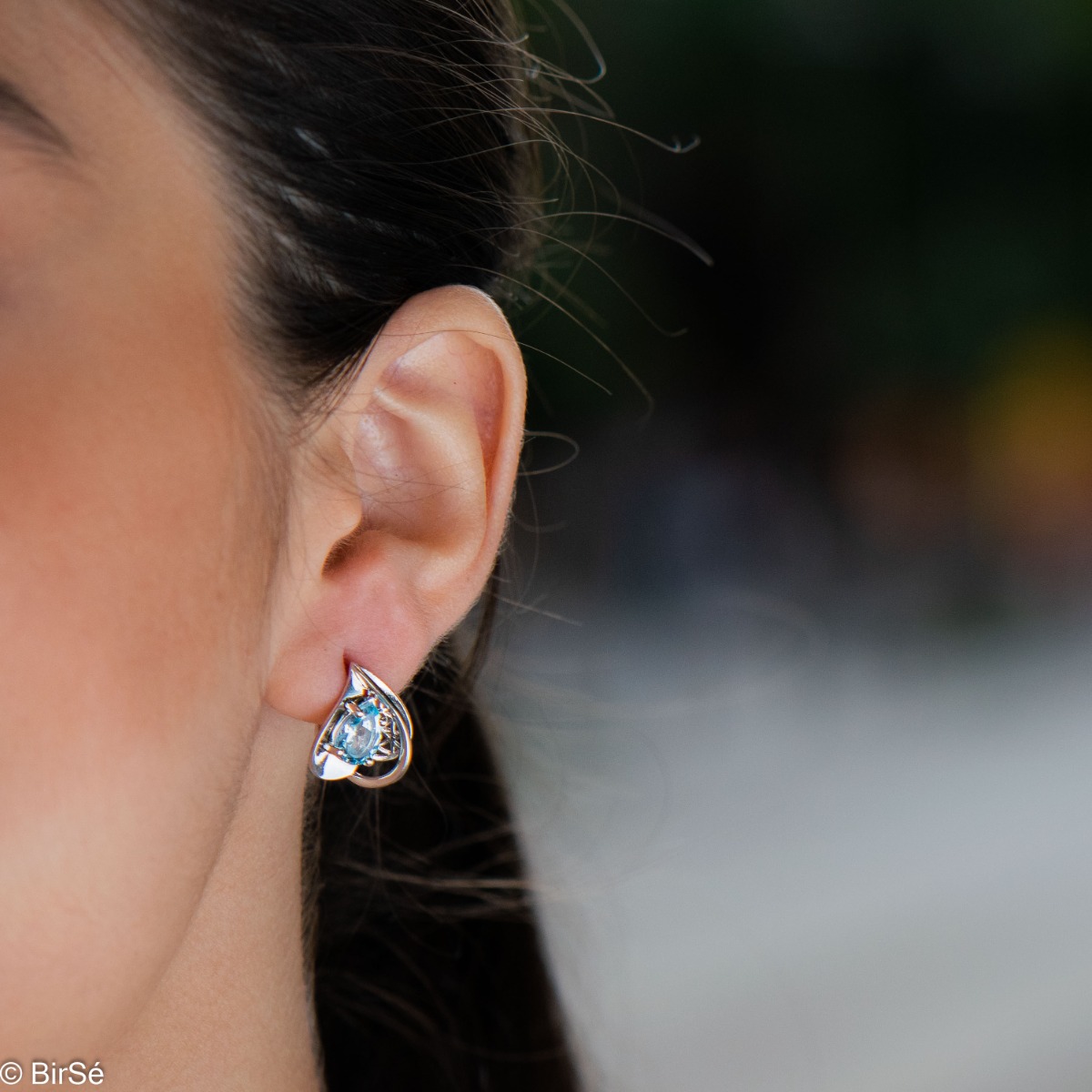 Spectacular ladies' earrings with English clasp and delicate heart-like shape, combined with radiant natural blue topaz and rhodium-plated silver. It can be combined with a pendant and a ring of the same model.