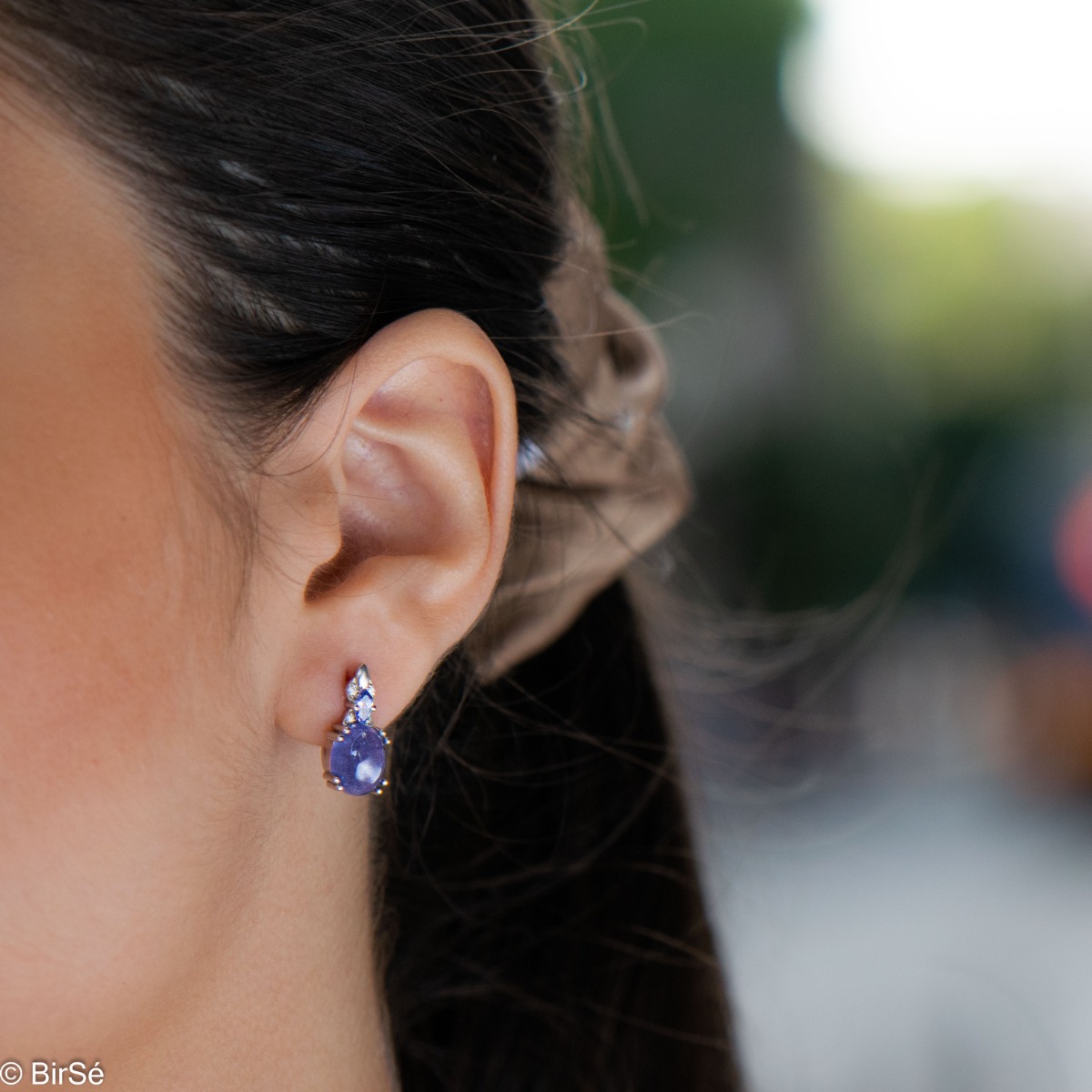 Spectacular craftsmanship in our new ladies English clasp earrings, combining beautiful rhodium silver with perfect natural tanzanite stones and delicate zircons.