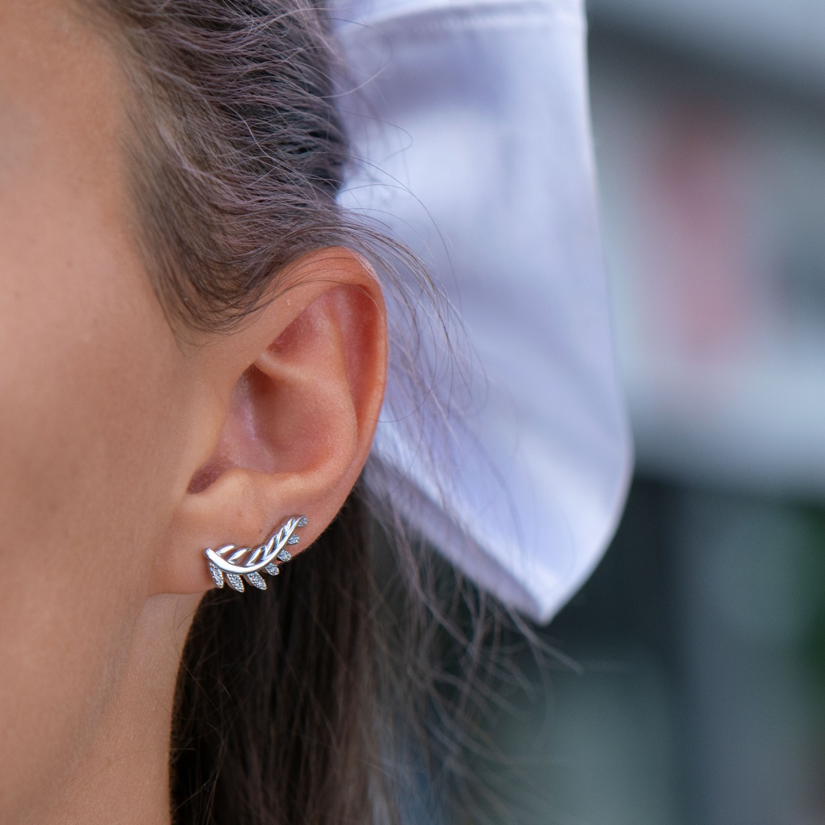 Captivating women's earrings with a spectacular shape and modern design. Crafted entirely from rhodium-plated sterling silver and accented with dazzling zircons, these hairpin earrings are a fitting piece of jewelry for any young lady.