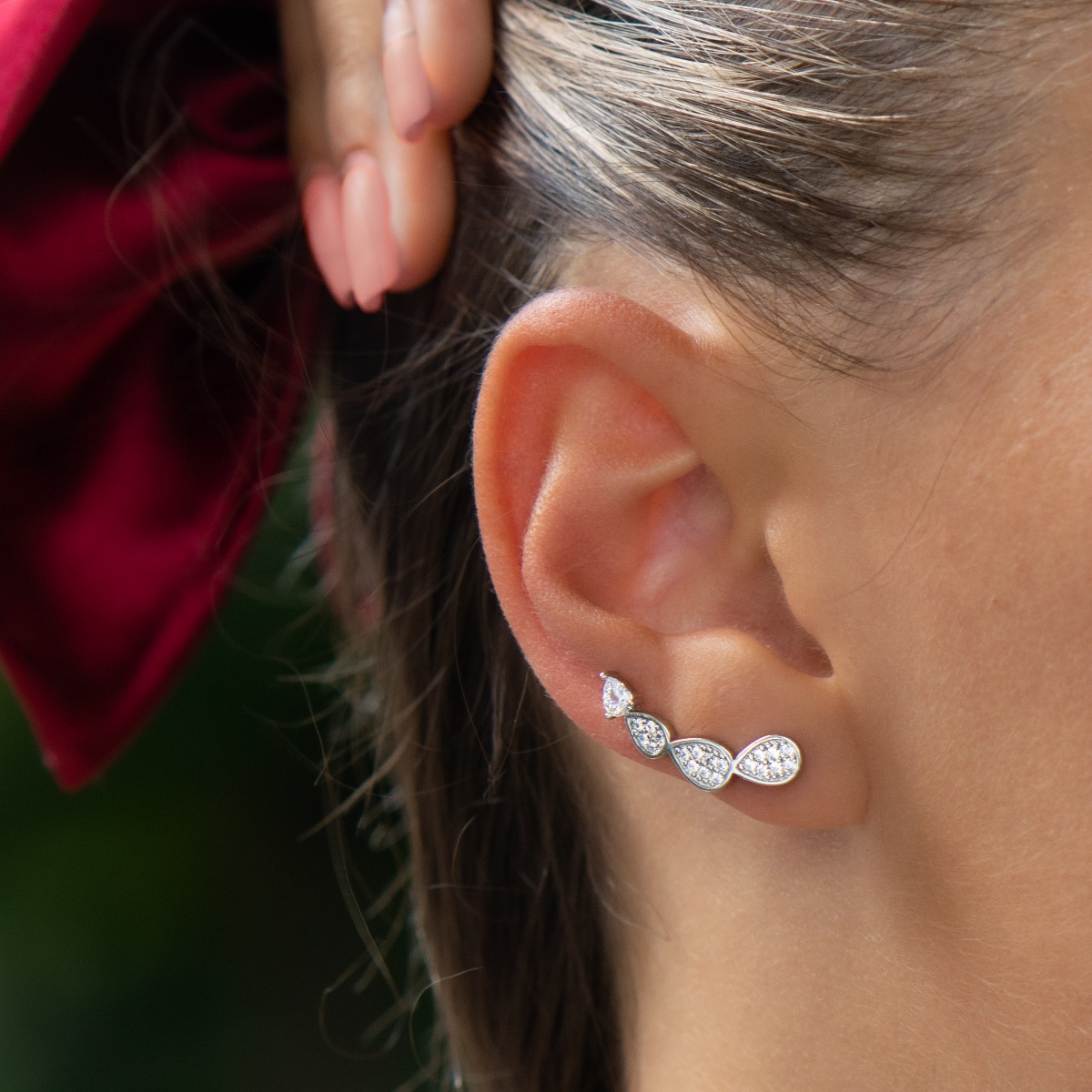 Exquisite hairpin earrings in fine rhodium-plated silver, with drop-shaped elements decorated with sparkling zircons.