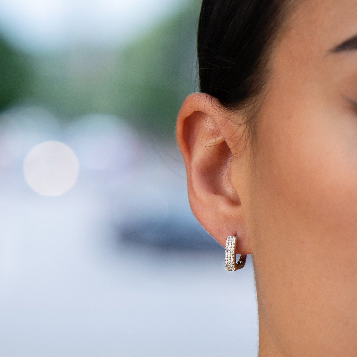 Captivating women's earrings with a spectacular shape and modern design. Crafted entirely from rhodium-plated sterling silver, with a comfortable English clasp and added dazzling zircons, they are the perfect piece of jewelery for any outfit.