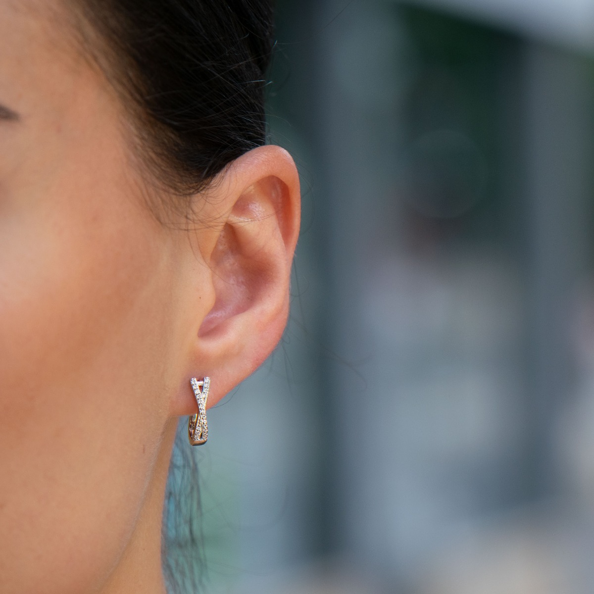 Elegant women's earrings with a spectacular design. Made entirely of rhodium-plated silver, with a comfortable English clasp and an extravaganza of sparkling zircons.