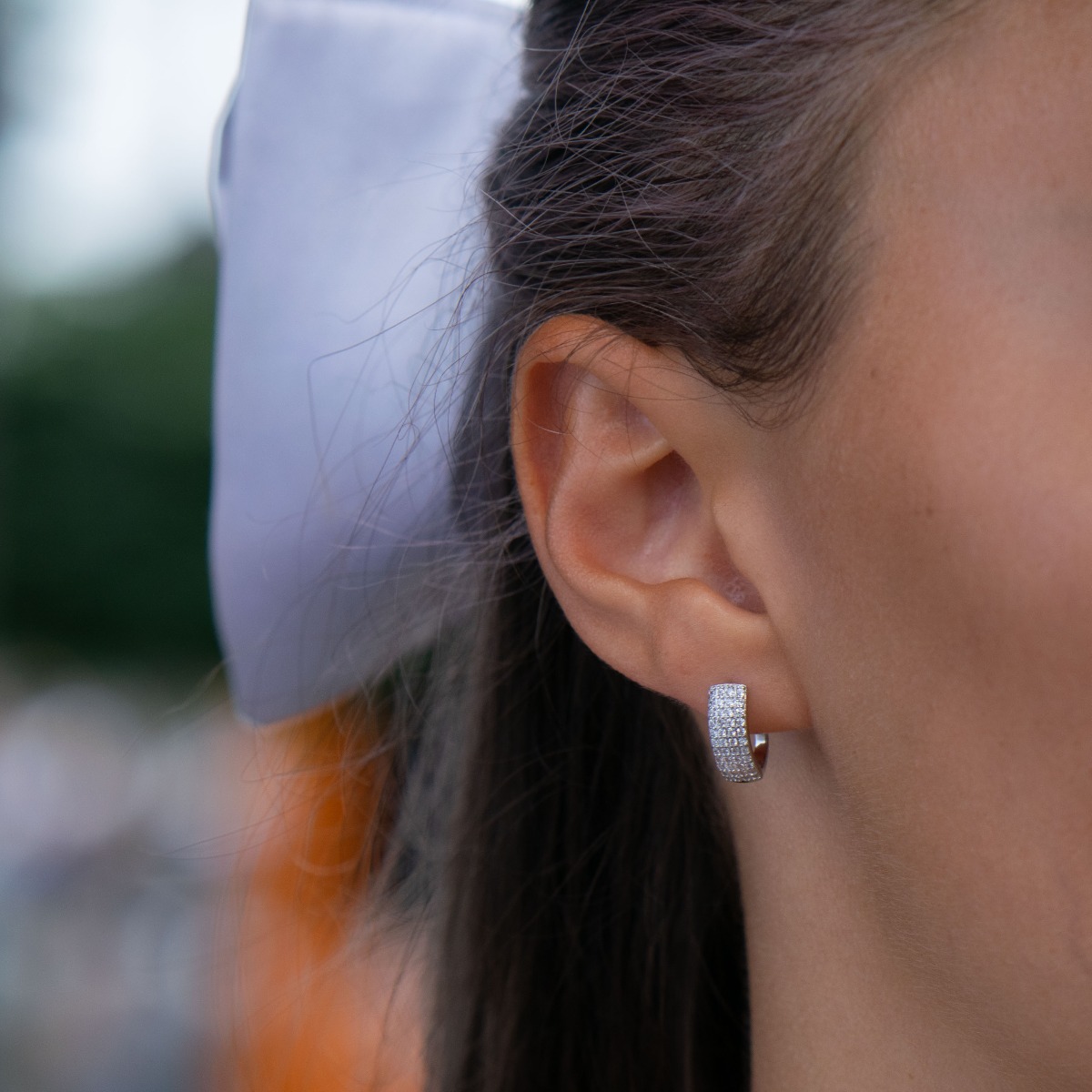 Captivating women's earrings with a spectacular shape and modern design. Crafted entirely from rhodium-plated sterling silver, with a comfortable English clasp and added dazzling zircons, they are the perfect piece of jewelery for any outfit.