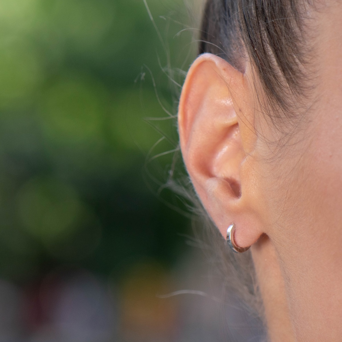 Elegant women's silver hoop earrings with a clean design and a push-through clasp. Comfortable and practical for your everyday life.