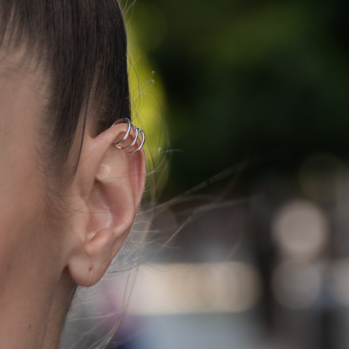 Modern and fresh design - earrings in fine rhodium silver with an atypical shape and designed to be worn without having to pierce the ear. The earring is attached by pinching the cartilage.