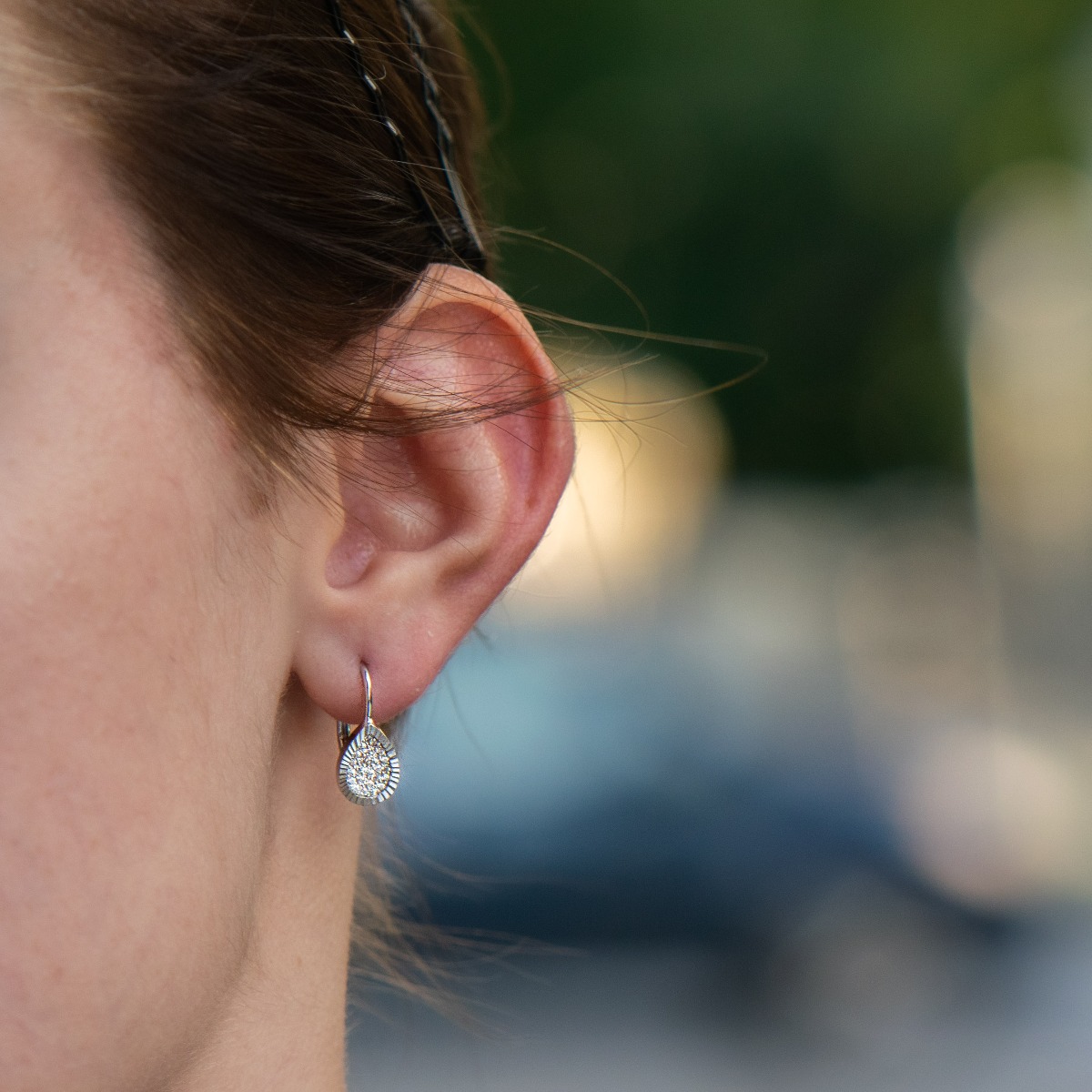 Dazzling women's drop-shaped earrings in fine rhodium silver and sparkling zircons. The clasp is willow and the earrings are suitable for any style and outfit.