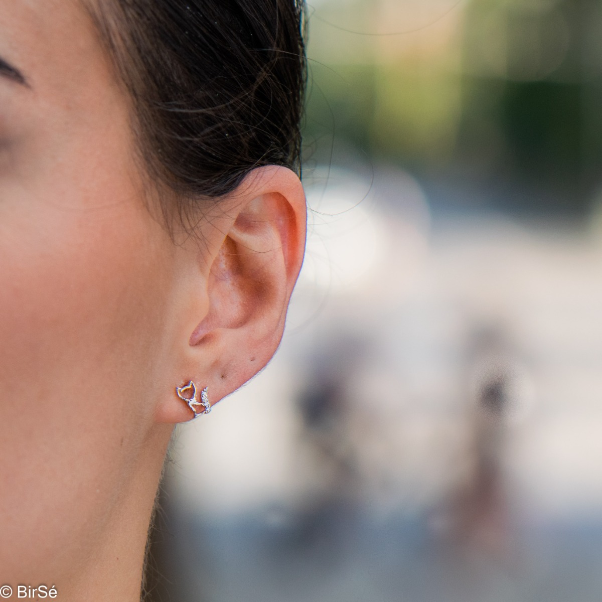 Charming kitten earrings, made entirely of fine rhodium silver, with a tail of sparkling zircons. They can be completed with a pendant from the same series.