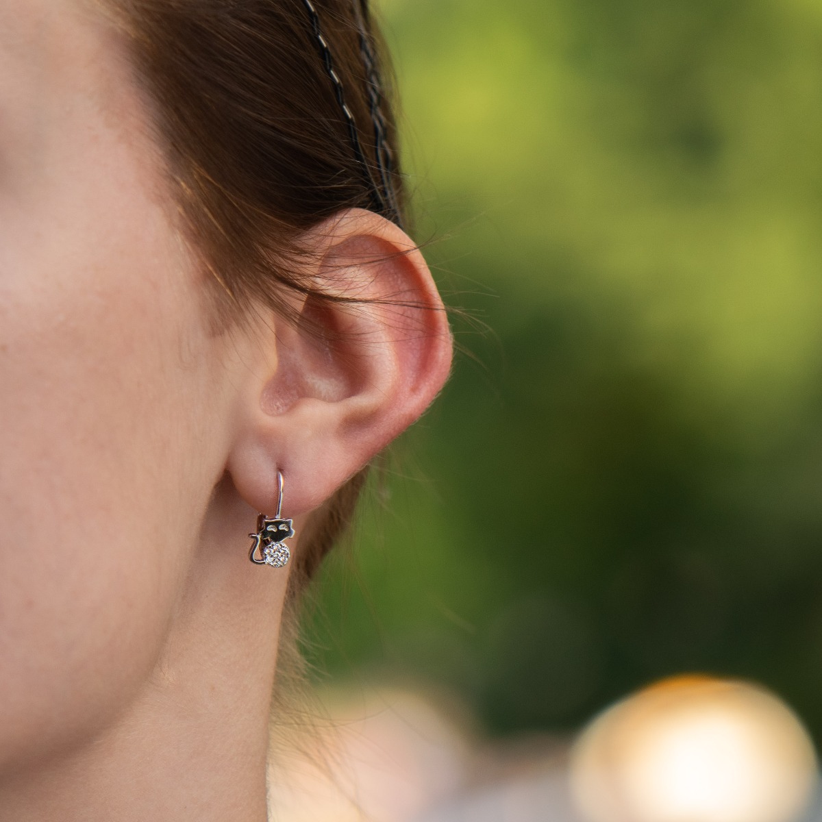 Delicate silver earrings with a kitten pattern, carefully crafted from rhodium-plated silver and zircons. With a willow fastening, they are also comfortable for little girls.