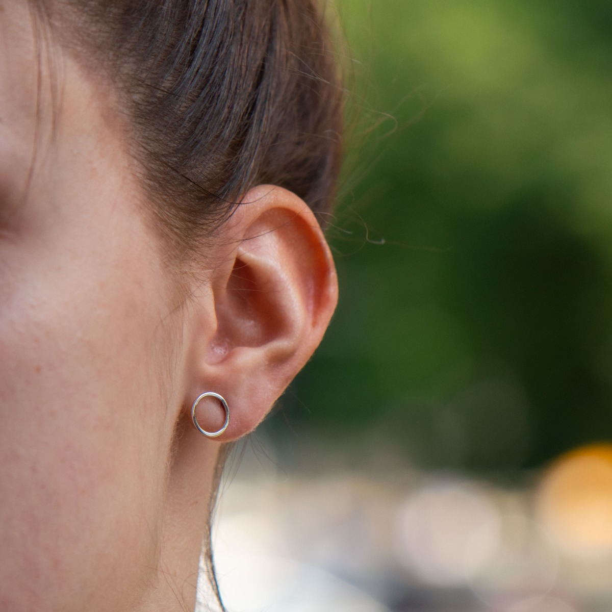 Extremely simple hoop earrings, made entirely of rhodium-plated silver, with a pin fastening.