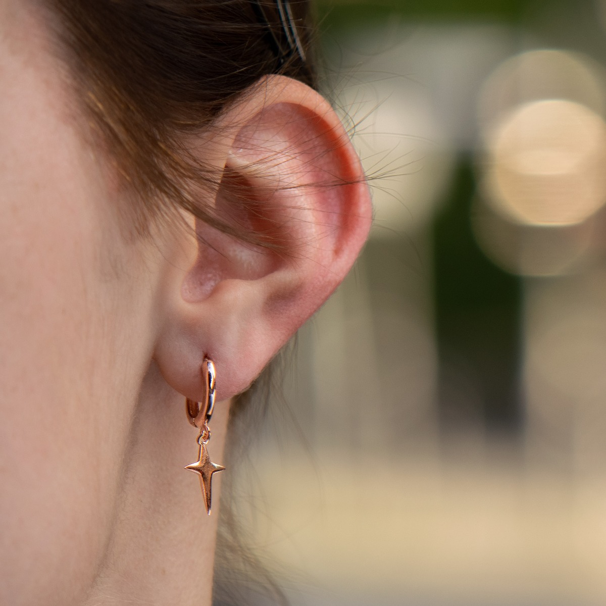 Charming earrings made with a spectacular design in rose silver with a beautiful shooting star. Gentle, airy and light, and the fastening is English - secure and preferred by the ladies.