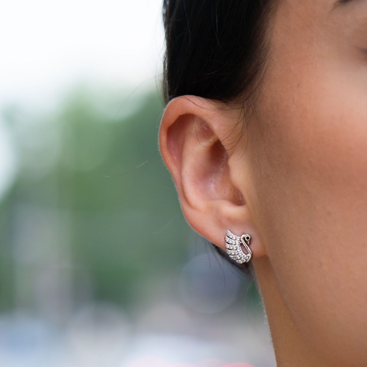 Fine earrings made entirely of rhodium-plated silver with lovely doves, spectacularly decorated with zircons. The fastening is with a pin, for a more elegant look of the jewelry. Suitable for both ladies and little girls.