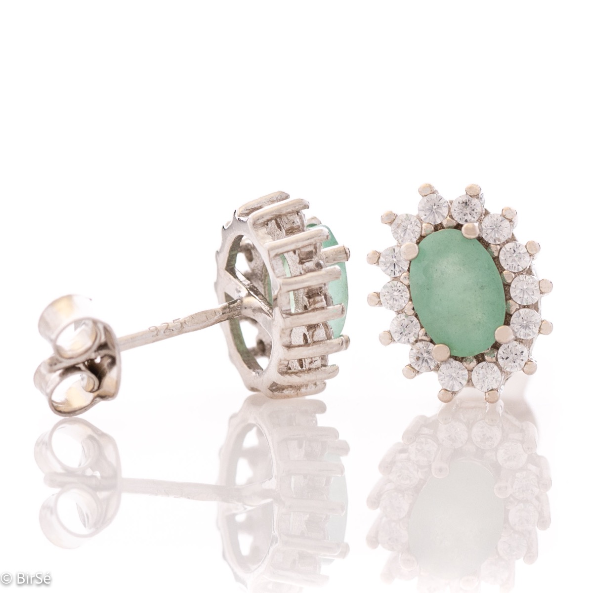 Delicate and radiant women's stud earrings with exquisite workmanship combining a unique natural emerald, surrounded by sparkling zircons, with rhodium-plated silver. They can be combined with a ring, necklace and bracelet of the same model.