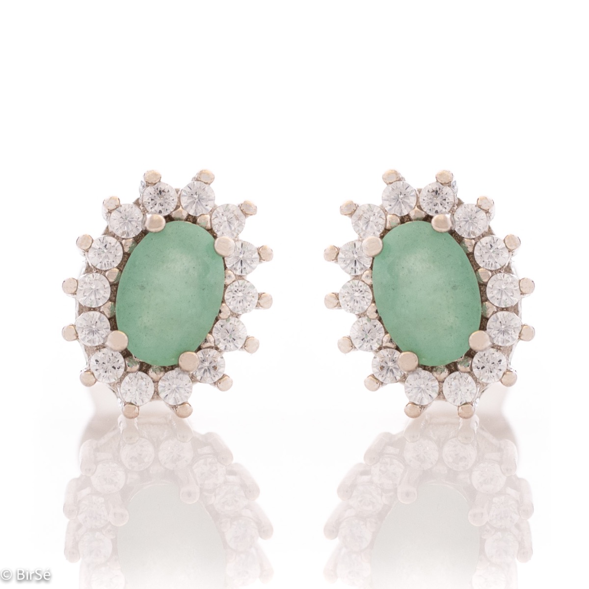 Delicate and radiant women's stud earrings with exquisite workmanship combining a unique natural emerald, surrounded by sparkling zircons, with rhodium-plated silver. They can be combined with a ring, necklace and bracelet of the same model.