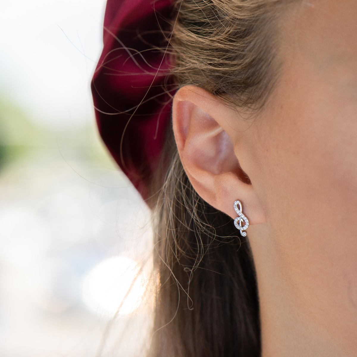 Delicate and glamorous women's drop earrings, with precise craftsmanship entirely of rhodium-plated silver and fine zircons. Beautifully shaped key salt, completely encrusted with sparkling zircons. Suitable for small and large ladies devoted to music.