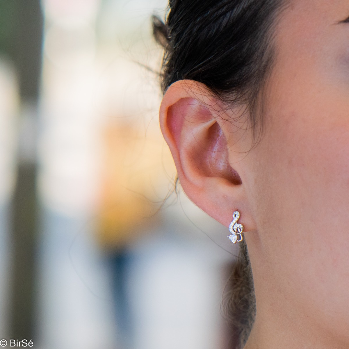 Delicate and glamorous women's drop earrings, with precise craftsmanship entirely of rhodium-plated silver and fine zircons. Beautifully shaped key salt, fully encrusted with sparkling cubic zirconia and a beautiful heart of dazzling cubic zirconia. Suita