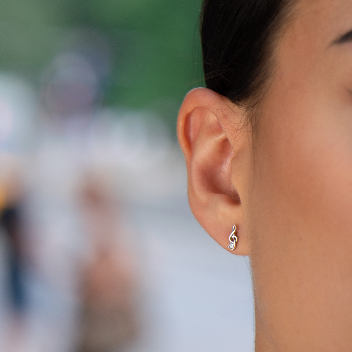 Charming soft rhodium silver note shaped earrings encrusted with zircons. The earrings are suitable for anyone connected with music. Pin fastening is comfortable and secure.