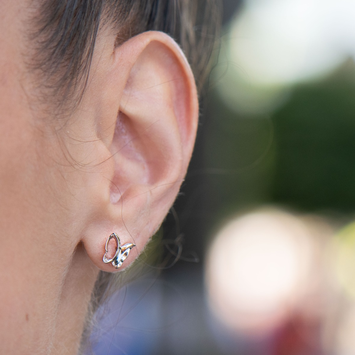 Charming rhodium silver earrings with a butterfly outline. The fastening is with a pin, suitable for daily use by children and ladies.