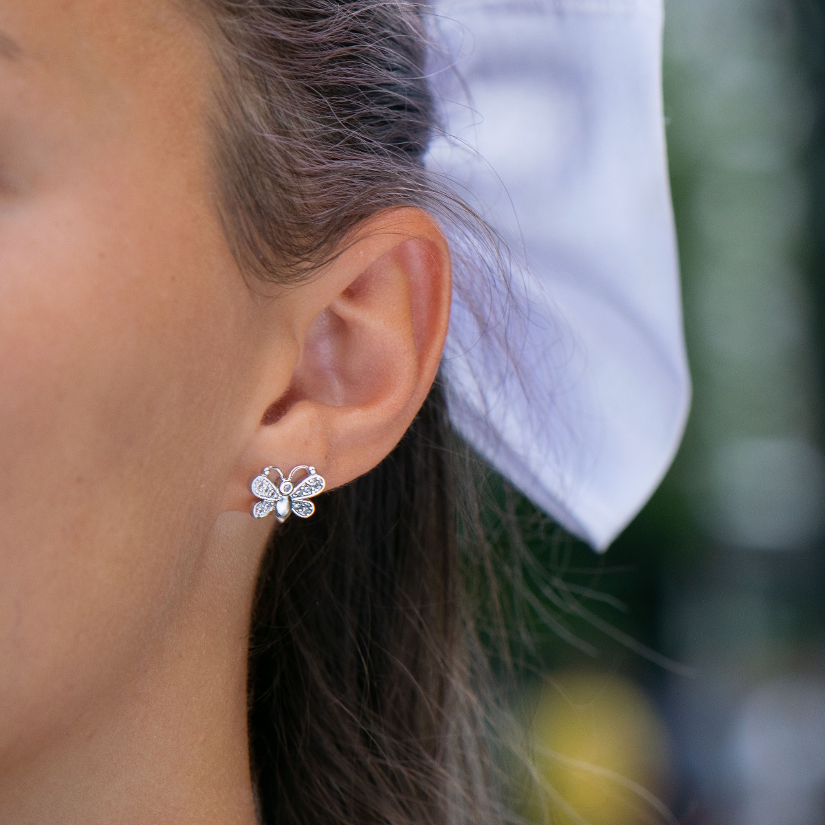 Exotically exquisite butterfly earrings in rhodium silver, elegantly decorated with zircons. Pin fastening for convenience and security. They go well with jewelry with butterflies and zircons.