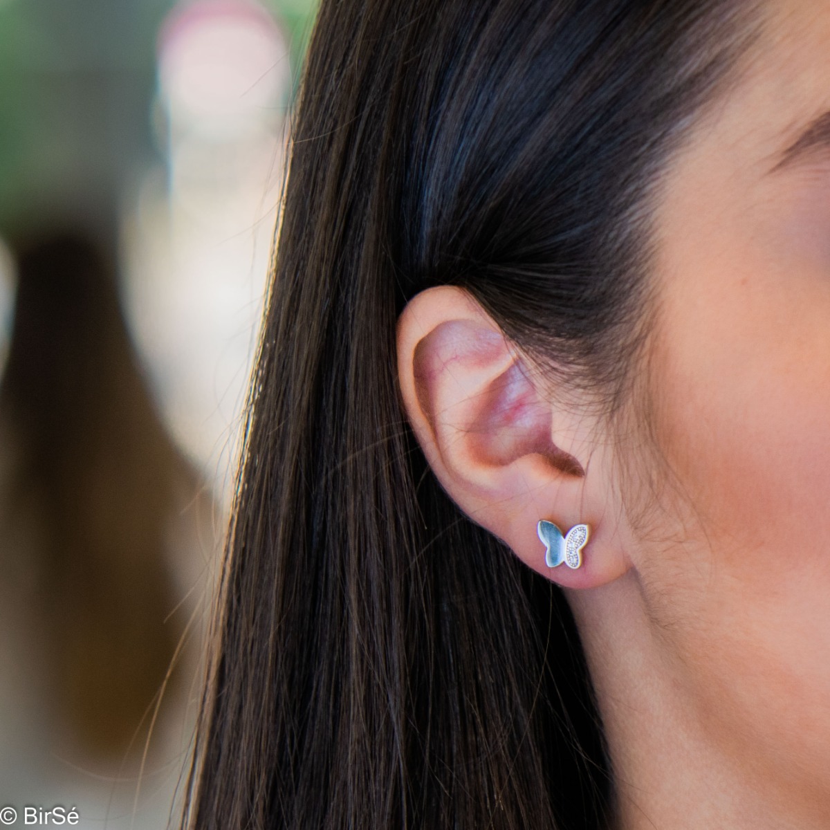 Captivating earrings, masterfully crafted from fine rhodium silver with an elegant butterfly design. Beautifully sculpted from silver and cubic zirconia, they are suitable jewelry for ladies of any age, and the pin fastening is comfortable and practical. 