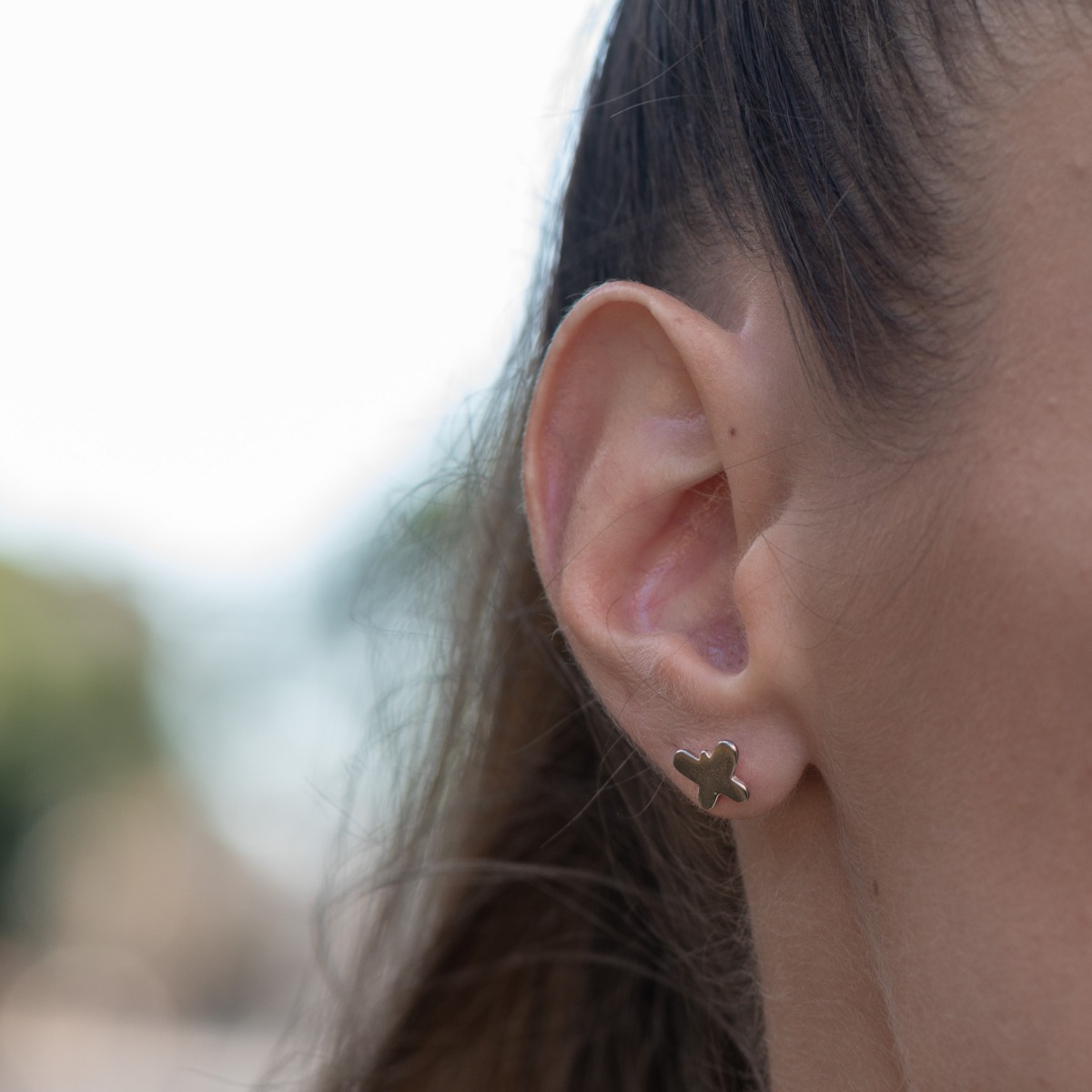 Clean and simple butterfly earrings in white rhodium silver. The screw fastening is extremely secure and convenient. Suitable for your everyday life and can be successfully combined with any silver jewelry.