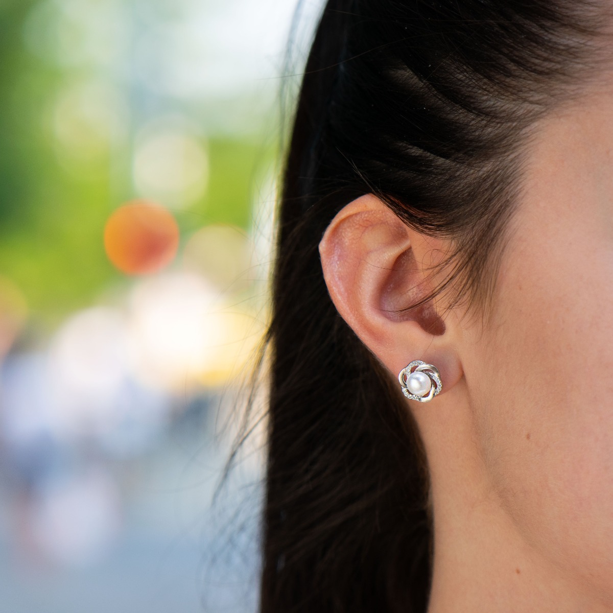 A beautiful model of women's earrings, entirely made of fine rhodium silver, with a comfortable and secure pin fastening. Delicate, sparkling zircons adorn the elements, stylishly surrounding an exquisite pearl. Charming and suitable for any occasion.