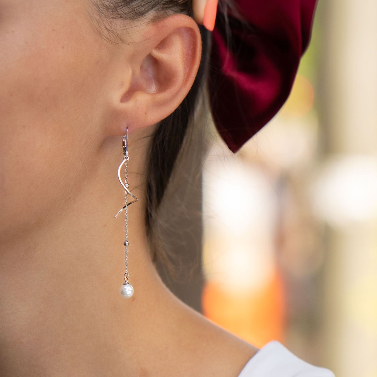 Strikingly crafted willow clasp dangle earrings with a stylish design in rhodium silver, elegantly woven into a charming pattern and enticing pearl for a wow effect.