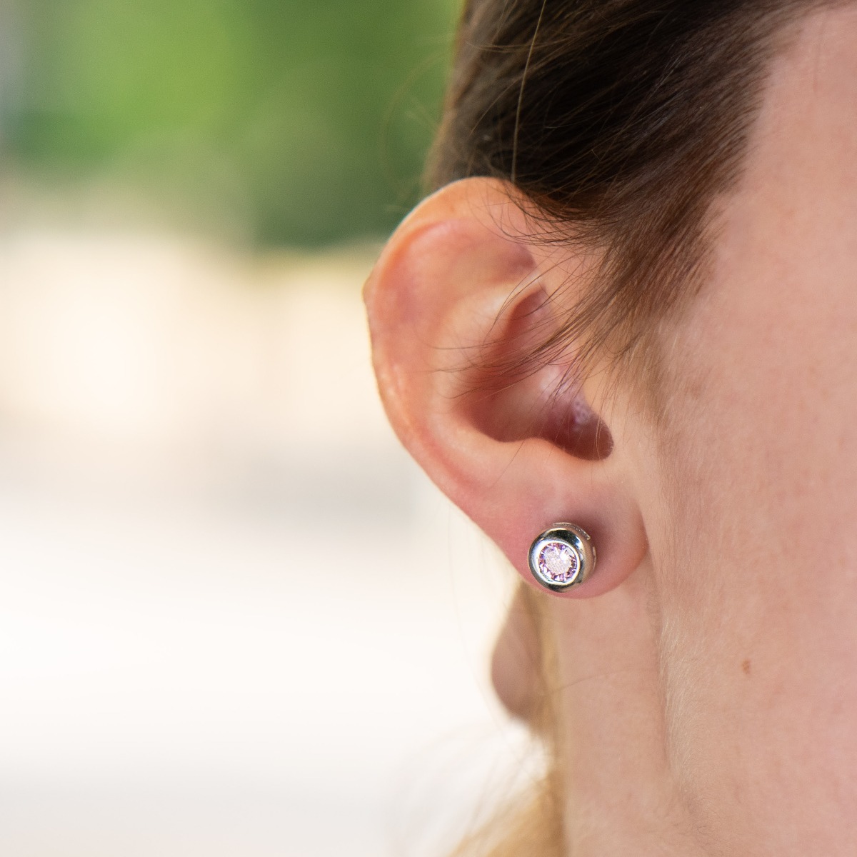 Captivating earrings, delicately crafted in fine rhodium silver with a dazzling pink stone. With their simple design, they are suitable jewelry for ladies of any age, and the pin fastening is comfortable and practical.