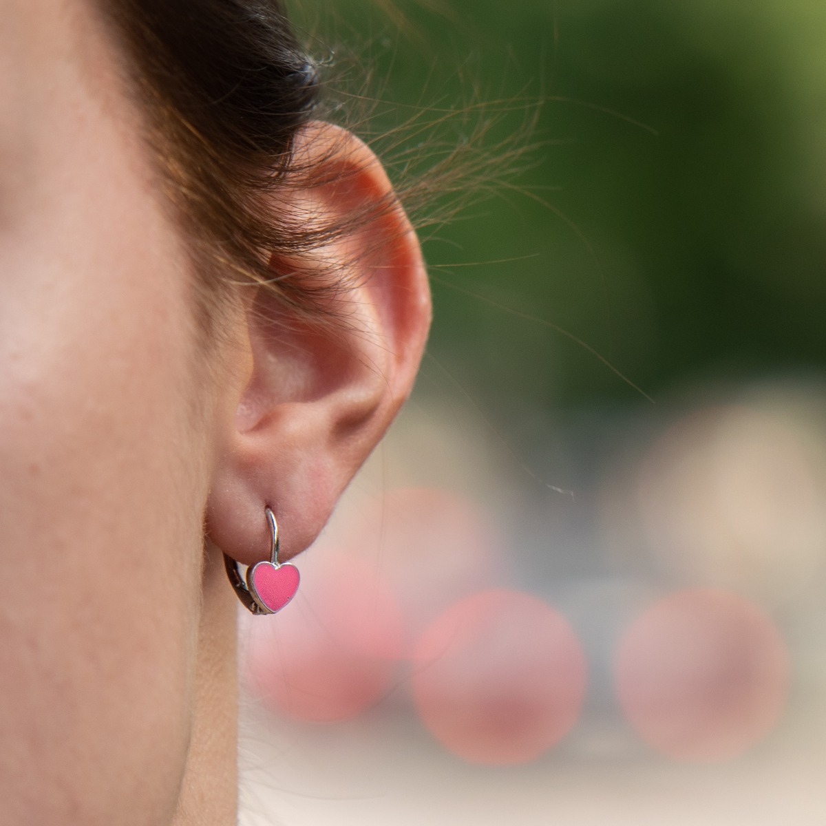 Captivating earrings, masterfully crafted from fine rhodium silver with an elegant design. The beautifully sculpted hearts with pink enamel coating are suitable jewelry for children and ladies, and the willow clasp is comfortable and practical.